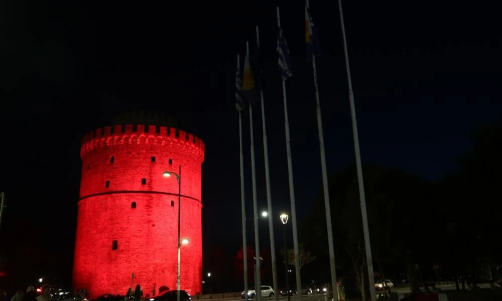Θεσσαλονίκη: "Βάφτηκε" κόκκινος ο Λευκός Πύργος - Δείτε γιατί (βίντεο)